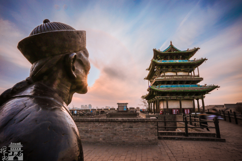 城楼修筑于城池的城门顶,古代有时称"谯楼".