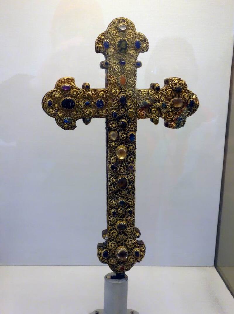 这是"宗教长廊"里镶宝石的十字架