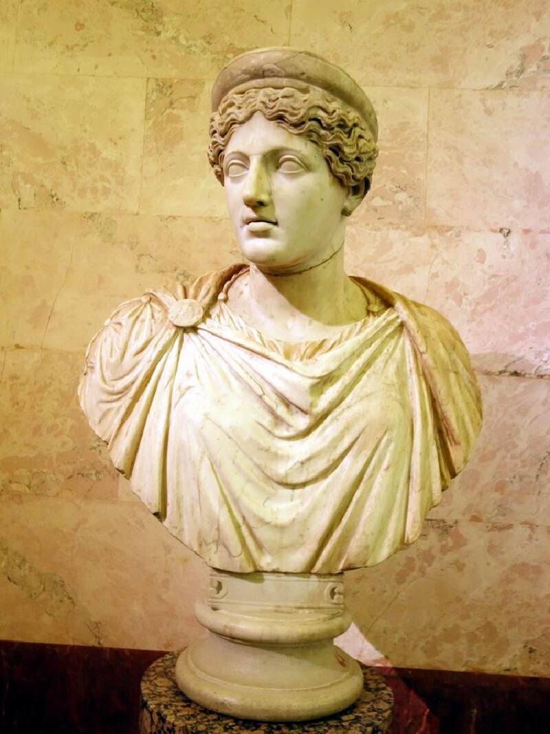 神像大厅又称朱庇特大厅,位于罗马大厅到