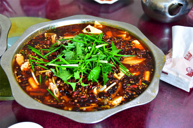 这盆麻辣豆花鱼一看就是川黔口味,辣的不行.