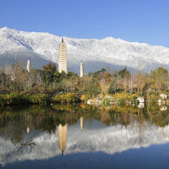 经典旅游地标-大理崇圣寺三塔与水面