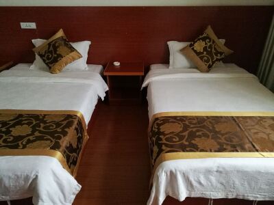 【罗田薄刀峰紫雾山庄】地址:胜利镇薄刀峰风景区西