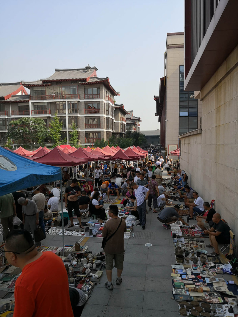 西安最大地摊古玩市场图片