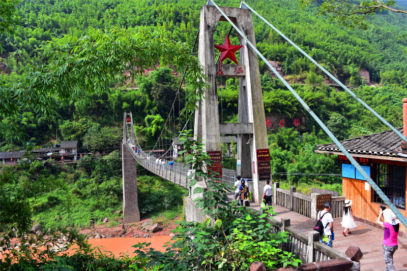 这座吊桥是2002年新建的,目前游客进出古镇的唯一通道.