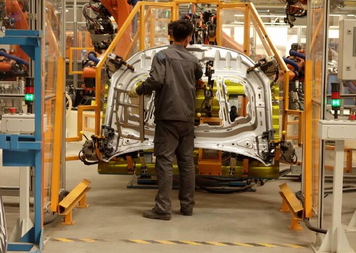 首发参观华晨中华总装工厂