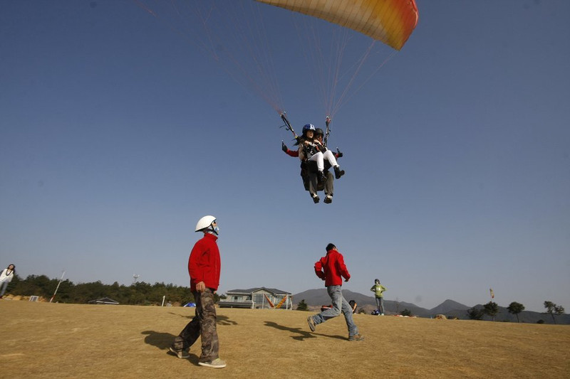浙江杭州富阳永安山滑翔伞基地教练带飞体验票