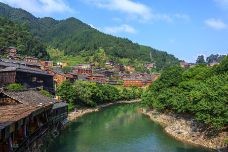 <梵净山+荔波小七孔+黄果树瀑布+西江千户苗寨+镇远古城6日游>全程不换车不换导游，24H专车接站，品精选特色餐，给您舒心之旅