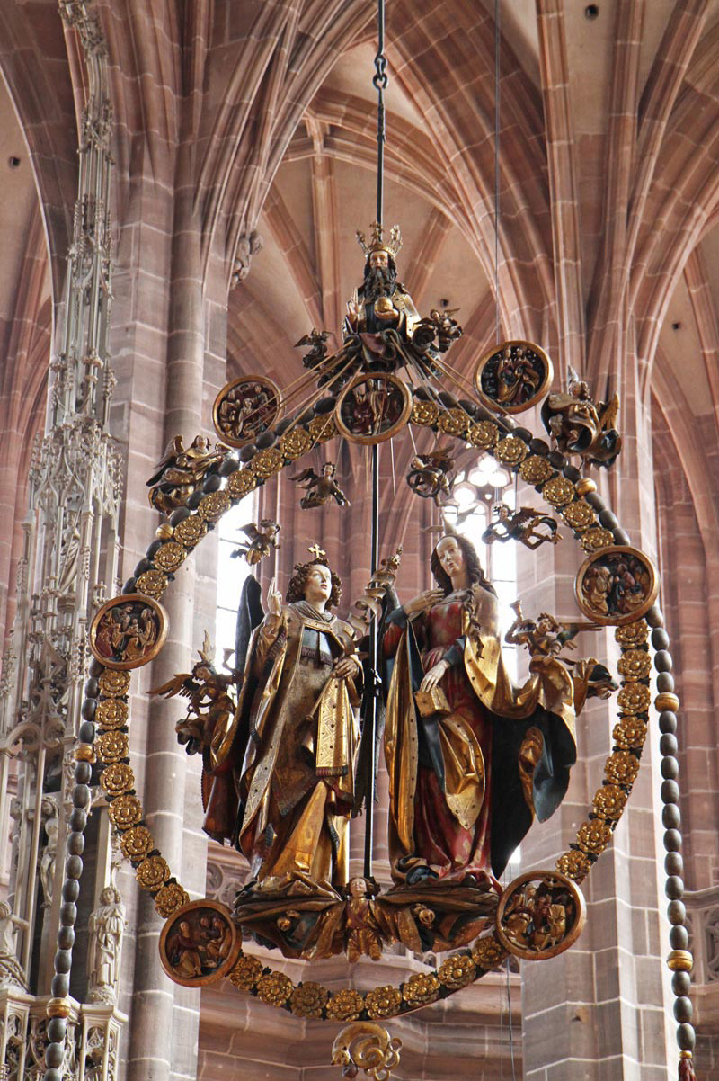 这座教堂最令人难忘的是星形圆屋顶的圣坛及悬空的天使报喜木雕像,这