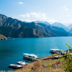 中国新疆天山天池美景,倒映蓝天山峰