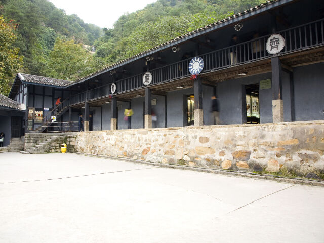 渣滓洞白公馆白公馆位于重庆市沙坪坝区壮志路治法三村63号,原是四川