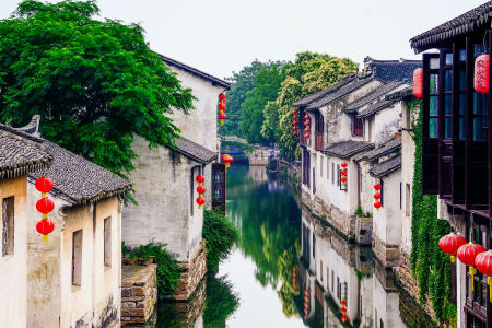 <周庄-双桥-富安桥-沈厅1日游>苏州市区免费接站纯玩打卡网红千年古镇含环镇水上游船景区观光车品尝当地特色美味