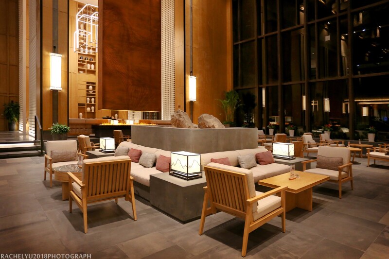 下沉式的休息区,和度假海岛的酒店非常相似,让游客