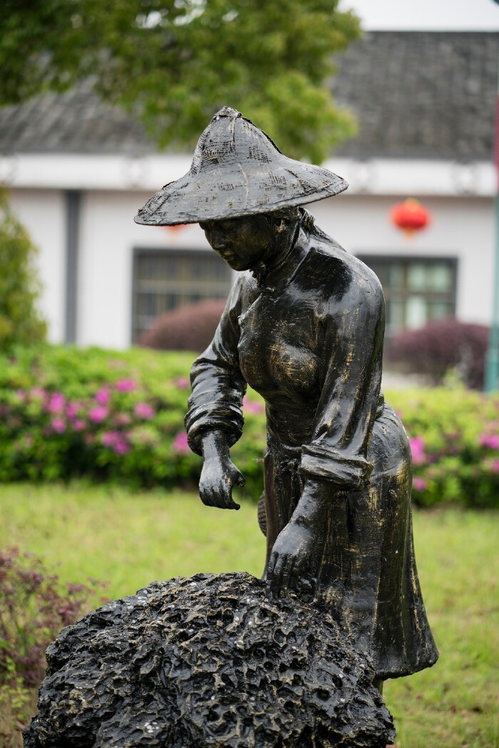村口标志性雕塑:采茶