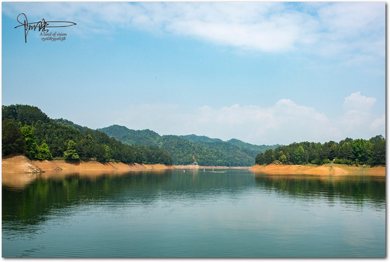 陽明湖即原陡水湖,位於上猶縣陡水鎮,距離縣城18公里,是一個由上猶江