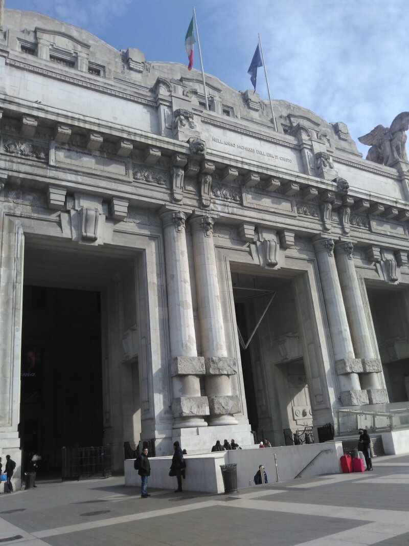 雄伟的博物馆.上面飘扬着意大利国旗和欧盟的旗帜.