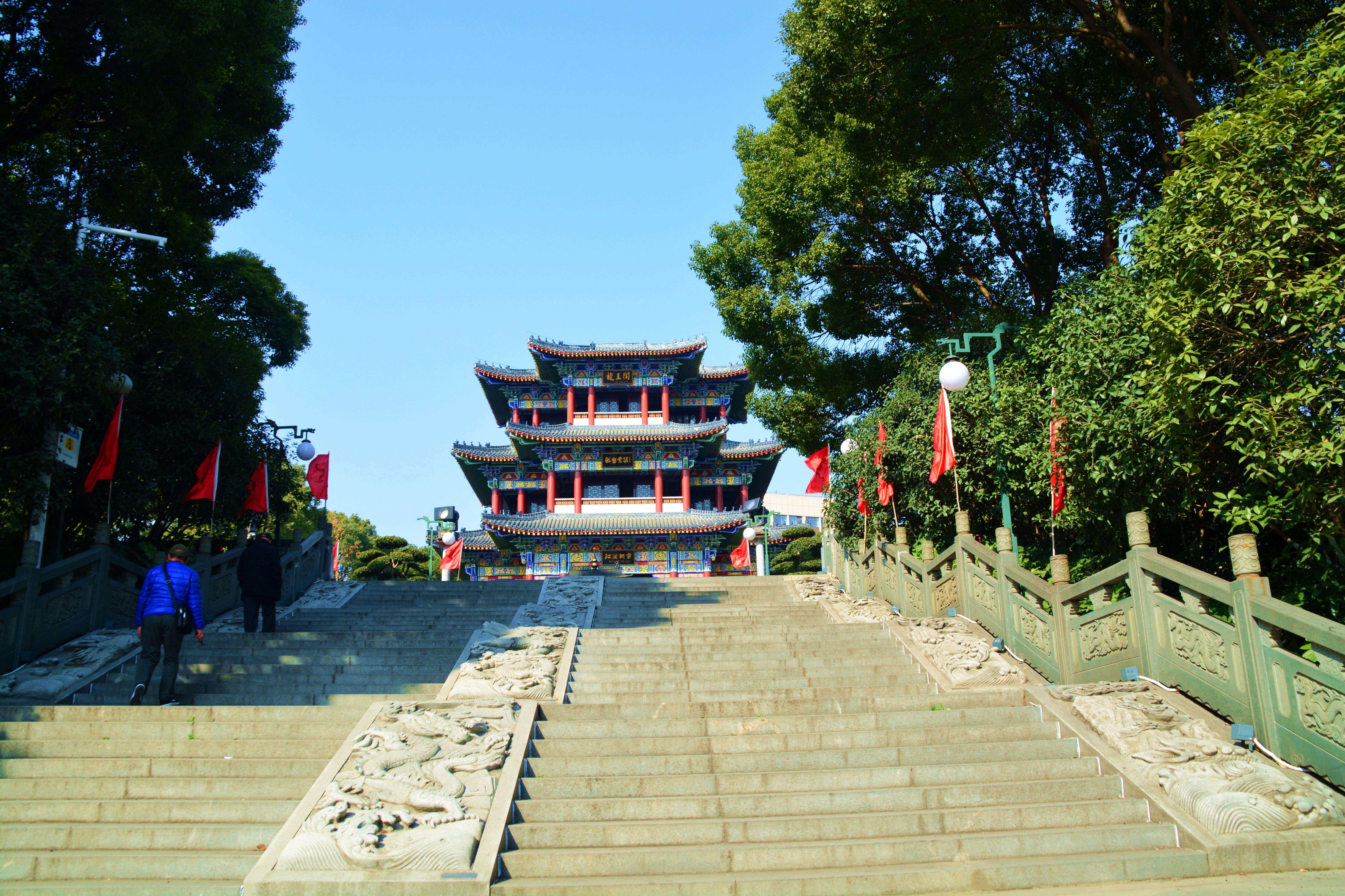 与龙王庙景点相连,与江汉路步行街相接,与黄鹤楼景区相望,与长江百舸