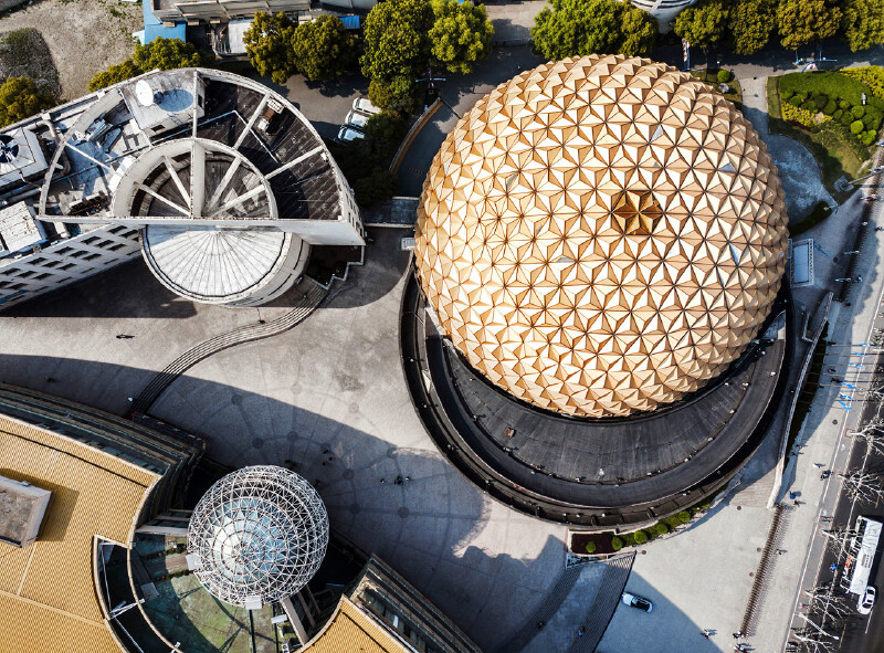 合金球形杂技场的网壳屋顶夺目耀眼,金碧辉煌,是上海的标志性建筑之一