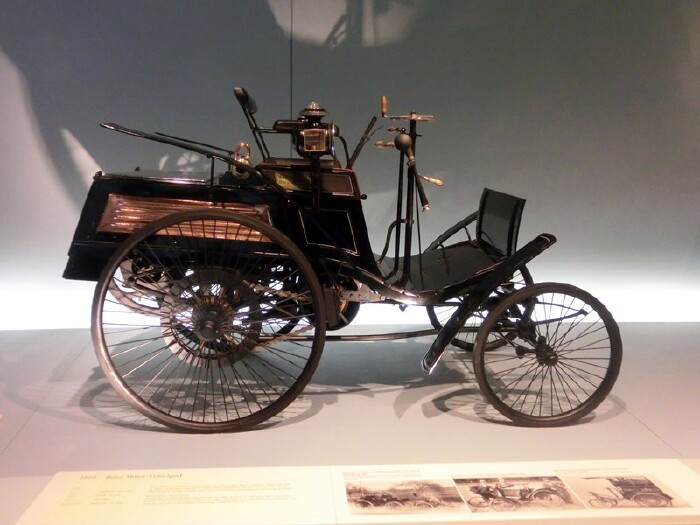 这是1893年奔驰研发的第一款四轮汽车,乘客和驾驶员是面对面坐着的.