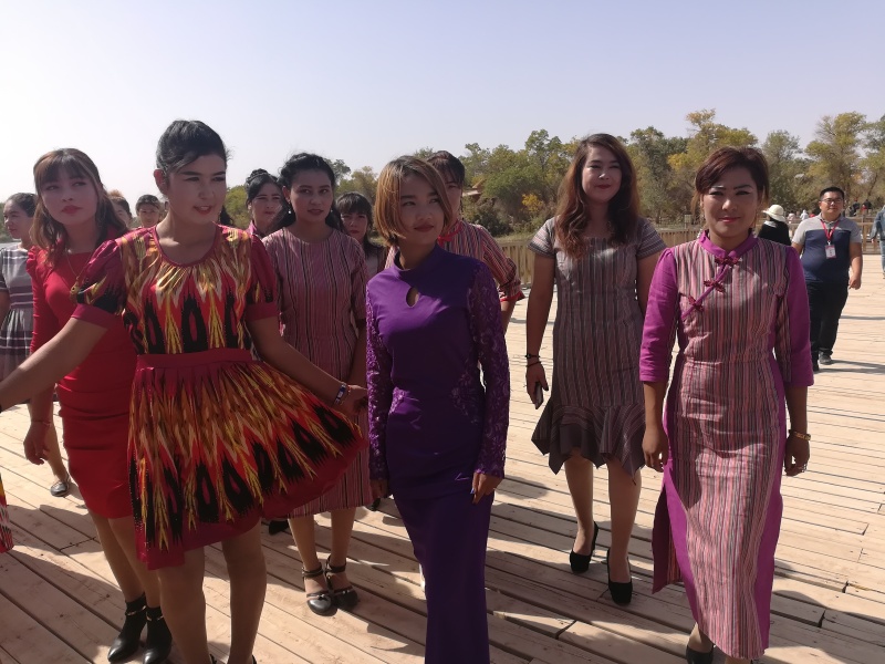 走在喀什巴楚红海景区,总有很多新鲜事遇到.