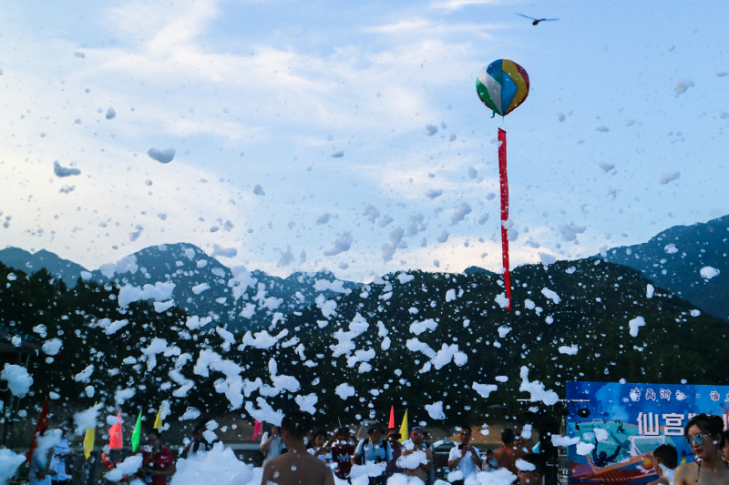 满天飞舞的泡沫,孩子们玩得特别尽兴,在泡泡的世界里自在的玩耍