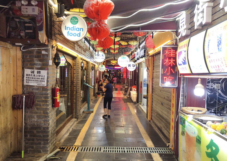 回到桂林市区已经是傍晚时间,需要考虑晚餐问题了,正阳路步行街是桂林