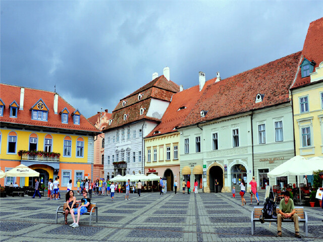 马尼亚3国全景深度13日游 一价全含海航直飞全