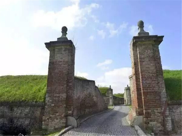 马尼亚3国全景深度13日游 一价全含海航直飞全