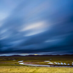 草原上流动的云彩