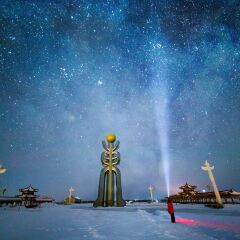 东极广场雪中手电筒星空