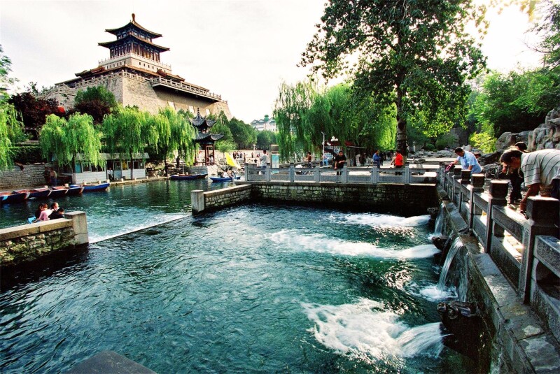 免费 特色:"黑虎啸天"奇景,体验老济南人的打泉乐趣 景区简介:黑虎泉