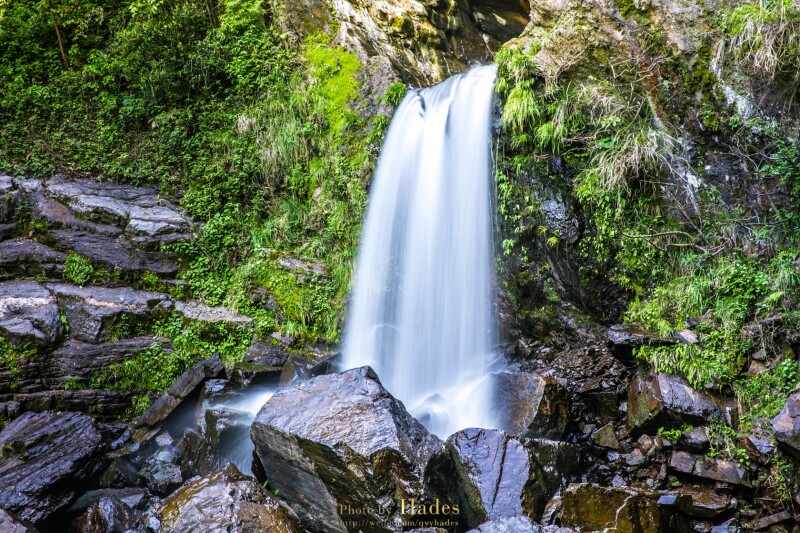 再往山林的深处走,远远便能听到隆隆的流水