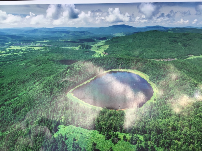 造成一系列有镶嵌性质的截头锥火山,例如:天池,马蹄形熔渣火山锥