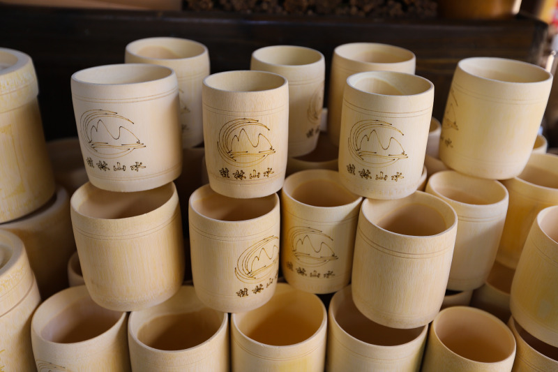 特色手信,漓江边的毛竹手工制品.也不贵,几元一个杯子.