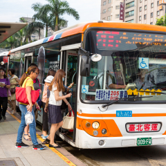 TAIPEI, TAIWAN - MAY 10, 2016 : The crowd was hastily off the bus in the morning to work on the bus ximending in taipei ,taiwan.