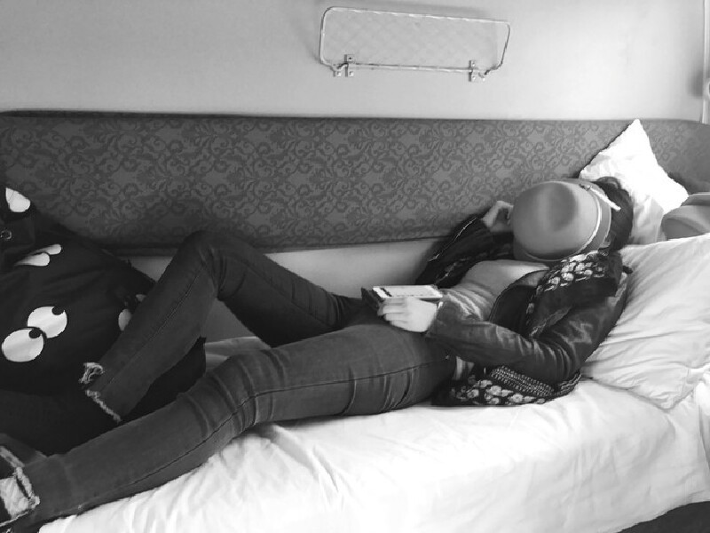 躺尸在床上,可怜的孩子.