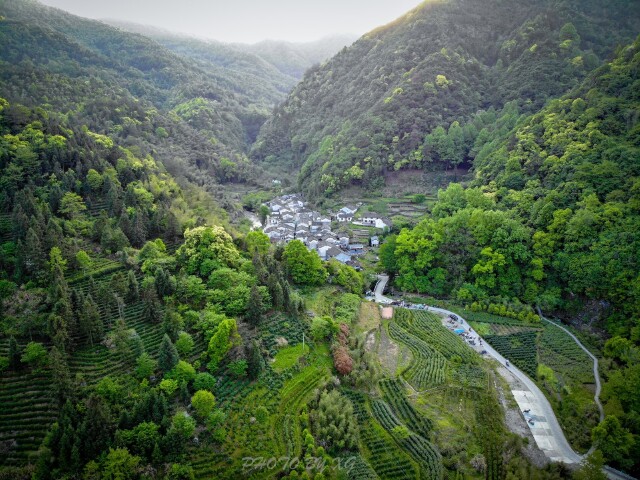 【飞机】 池州九华山机场位于池州市贵池区梅龙镇,距池州市区,铜陵