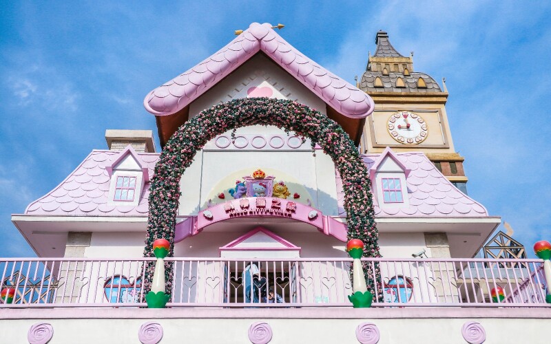 家族雕像,四面都是hello kitty家族的各个成员,守护着他们的梦幻城堡