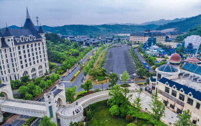 感受元气满满的粉色风情; 或是住在银润小镇蝶来酒店,有商务客房和