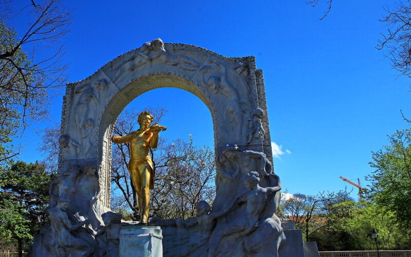 维也纳-圆舞曲之王施特劳斯金塑像