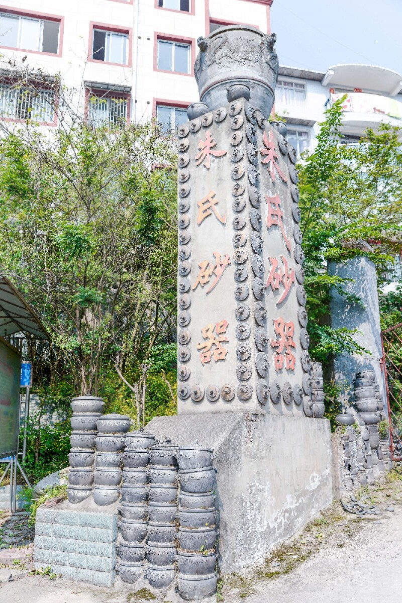 朱氏砂器的房檐上摆满了黑砂器,不愧为砂器一条街