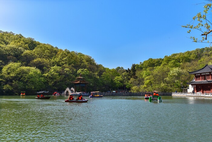 "深秀湖"原名"和平水库",1958年将水潭扩建为水库.