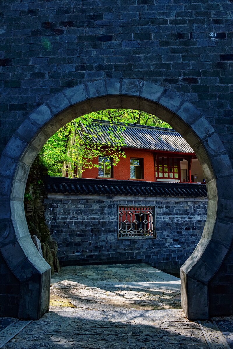 "祗园"是佛教的专用名称,全称"祗树给孤独园",又称"祗园精舍"