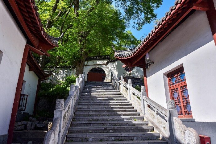 濯缨泉,原名"庶子泉".