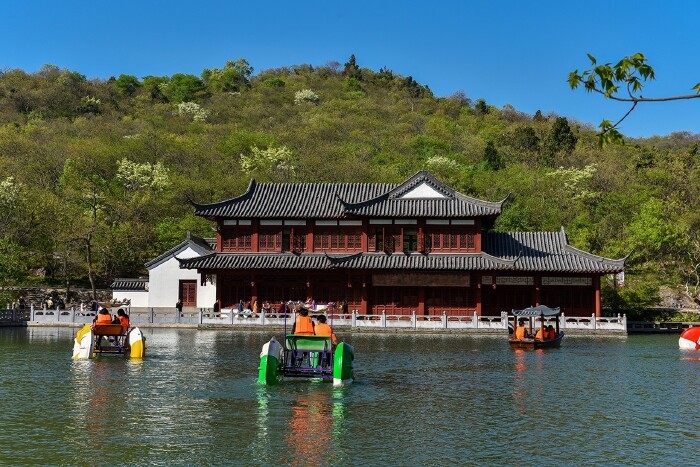 这座"清风明月楼"是楼阁式的仿古建筑,供大家休憩和就餐.