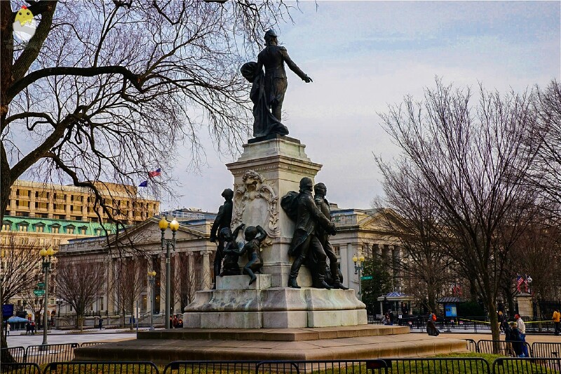 白宫北美的拉法耶特广场有五座大铜像,中央的是骑马的andrew jackson