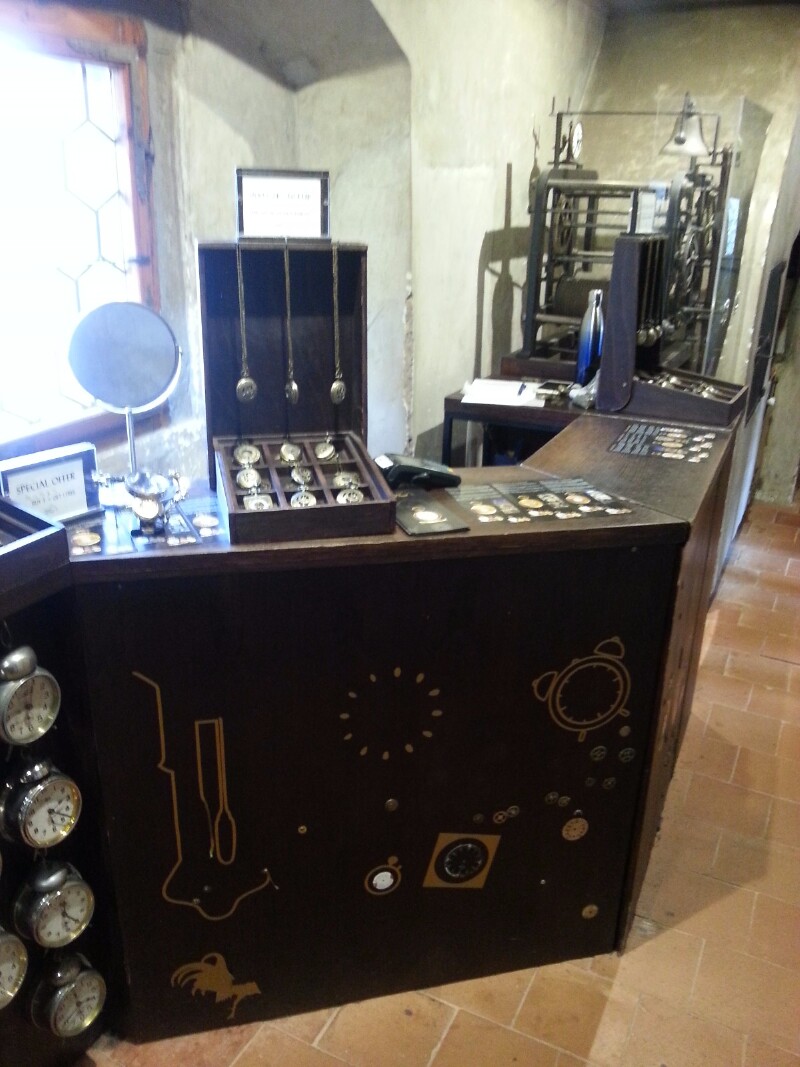 黄金小巷内的钟表店
