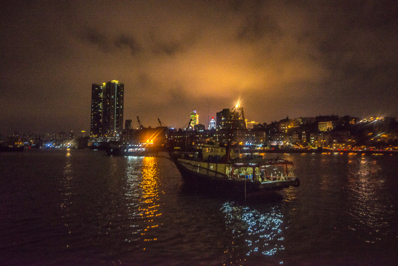 海港的渔船停泊漂浮在海面上,漆黑的影子,像落在海平面上栖息的鸟