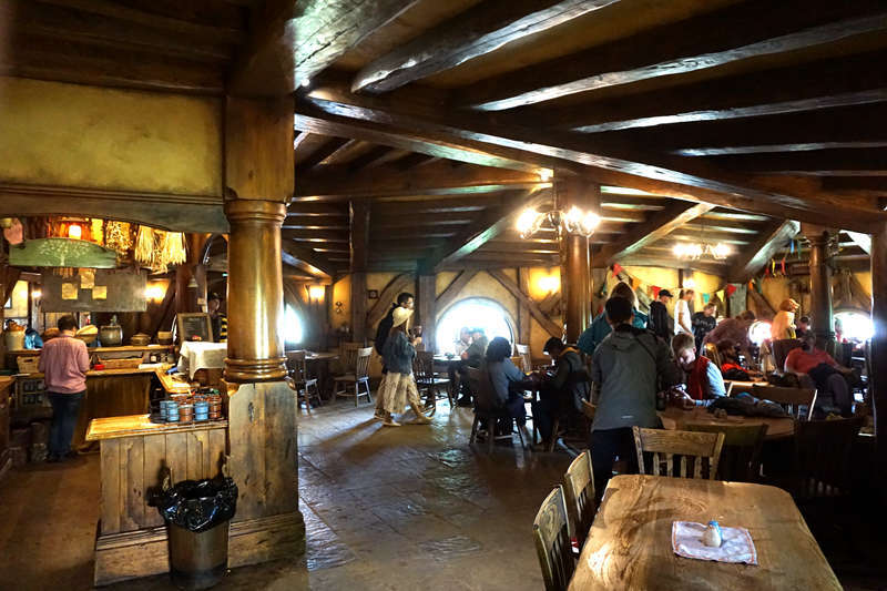 在绿龙酒馆喝上一杯霍比特人风味的啤酒.