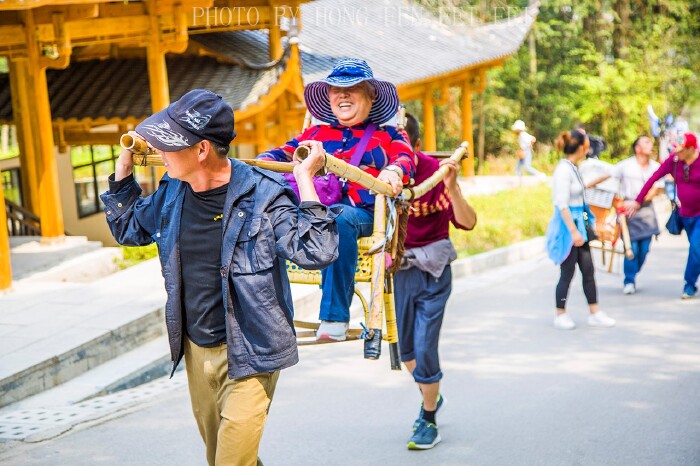这里经过亿万年的风化,山峰似一条条石柱自峡谷中拔地而起,峻秀险奇.