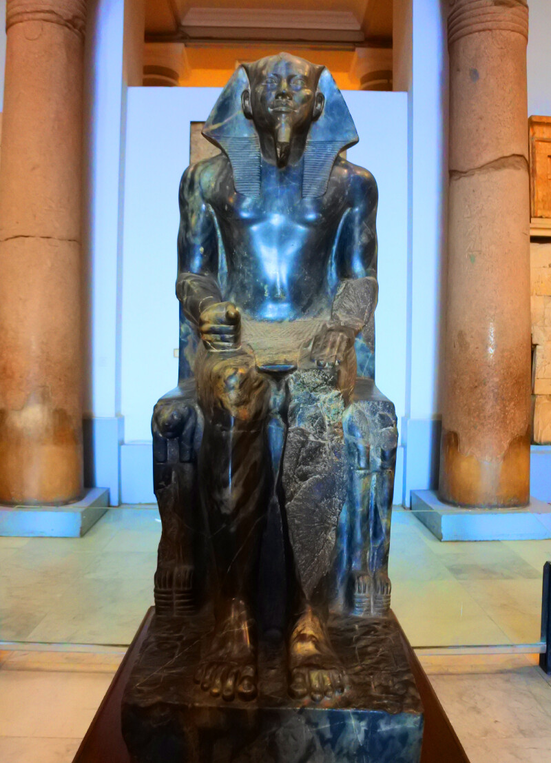 从容的表情,肌肉很有立体感,头部背后有太阳神何鲁斯张开翅膀呈保护状